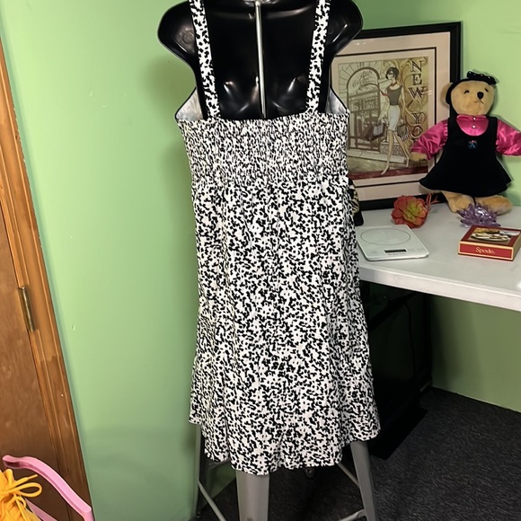 R & K Originals Woman’s Dress - Picture 2 of 5